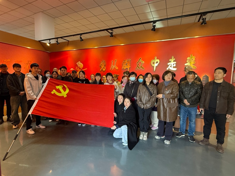 省广电局青年干部与新西社区联合开展清明祭扫共建活动